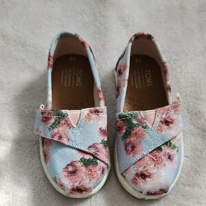 TOMS Kids Floral Dress Shoes - Pink and Light Blue